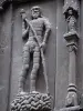 Thiers - L'Homme des Bois, sculpture (statue) en bois ornant une façade de maison de la vieille ville