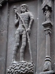 Thiers - Holzmann, Skulptur (Statue) aus Holz schmückend eine Hausfassade in der Altstadt