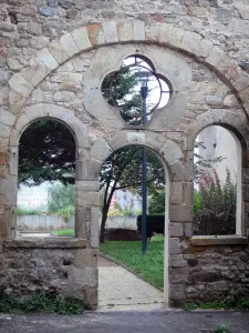 Thiers - Arcade jouxtant l'église Saint-Genès et jardin en arrière-plan