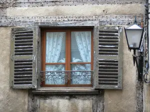Thiers - Fenêtre et lampadaire d'une maison à pans de bois
