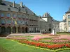 Thionville - Hôtel de ville (mairie), édifices et place (jardin) avec statue, parterres de fleurs et pelouse