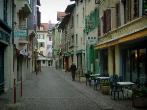 Thonon-les-Bains - Rue pavée de la ville haute avec terrasse de café, magasins et maisons