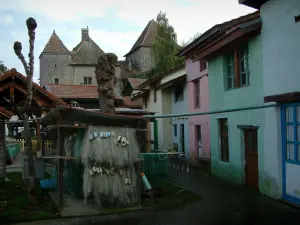 Thonon-les-Bains - Quartier de Rives (port de pêche) : ustensiles de pêche, maisonnettes colorées et château