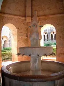 Thoronet abbey - Cistercian abbey of Provençal Romanesque style: fountain (washbasin) of the hexagonal pavilion with view of the cloister