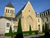 Thouars - Kirche Saint-Laon, Rathaus (ehemaliges klösterliches Gebäude der Abtei Saint-Laon) und Blumenbeete versehen mit zurückgeschnittenen Bäumchen