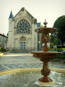 Thouars - Fontaine de la place Berton et façade de la chapelle Jeanne d'Arc (centre d'art)