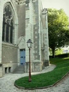 Thouars - Chapelle Jeanne d'Arc de style néogothique (centre d'art), lampadaire, pelouse et arbre