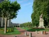 Thouars - Denkmal Mobiles (Ehrenmal für die Toten), Blumenbeete und Bäume bei der Schlosskapelle