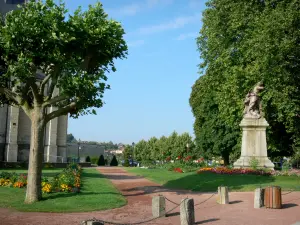 Thouars - Monument des Mobiles (monument aux morts), parterres de fleurs et arbres aux abords de la chapelle du château