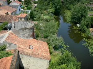 Thouet-Tal - Häuser am Ufer des Flusses Thouet, in Parthenay