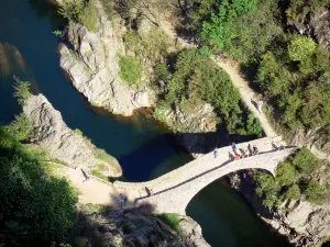 Thueyts - Blick auf die Brücke Diable (Brücke des Teufels) überspannend den Fluss Ardèche; im Regionalen Naturpark der Ardèche-Berge