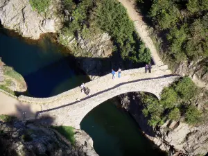 Thueyts - Brücke Diable (Brücke des Teufels)) über dem Fluss Ardèche; im Regionalen Naturpark der Ardèche-Berge