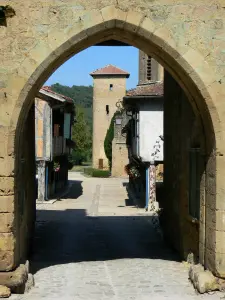 Tillac - Pórtico de la torre con vistas a la torre Rabastens Mirande y la calle principal bordeada de casas antiguas en ángulos