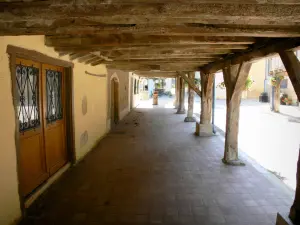 Tillac - Under the arcades of the fortified village