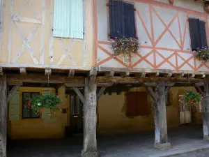 Tillac - Half-timbered houses with flower-bedecked arcades 