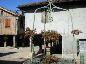 Tillac - Wells and arcaded houses in the fortified village