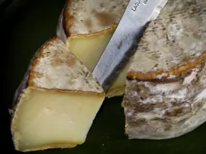 Tomme de Savoie - Morceau de fromage et lame d'un couteau