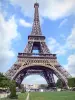 Torre Eiffel - Vista de la torre de hierro del Jardín de Marte