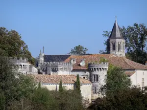 Torsac - Nicchie e merlature del castello, e il campanile ottagonale di Saint-Aignan