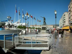 Toulon - Kai Cronstadt mit Anlegestelle, Strassenleuchte, Statue (das Genie der Schiffahrt), Ausrichtung von Fahnen, Schiffe des Hafens (Darse Vieille) und Gebäude der Stadt
