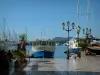 Toulon - Kai Cronstadt mit Blick auf die Strassenleuchten, die Schiffe und die Segelboote des Hafens (Darse Vieille)