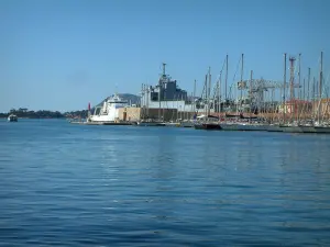 Toulon - Mittelmeer, Segelboote des Hafens und Wehrschiff im Hintergrund