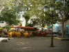 Toulon - Place Puget vrijstaande, platanen (bomen), de straat cafes en fontein van het herbegroeiing Three Dolphins