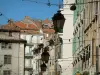 Toulon - Aufgehängte Strassenleuchte und Fassaden der Häuser der Altstadt