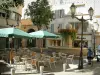 Toulon - Kaffeeterrasse, Strassenleuchte, Brunnen, Baum und Geschäfte der Altstadt