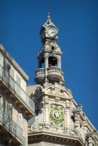 Toulon - Gebäude der Stadt mit einem von einer Uhr überwundenen Türmchen
