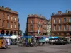 Toulouse - Place du Capitole e gli edifici con un mercato della città vecchia