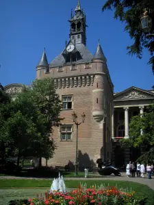 Toulouse - Donjon du Capitole et jardin