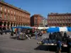 Toulouse - Place du Capitole e gli edifici con un mercato della città vecchia