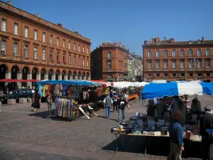 Toulouse - Place du Capitole avec un marché et bâtiments de la vieille ville