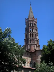 Toulouse - Clocher octogonal de la basilique Saint-Sernin de style roman et arbres