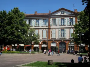 Toulouse - Place Saint-Georges, con case, negozi ed alberi
