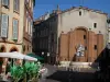 Toulouse - Fontaine, terrasses de cafés et maisons de la vieille ville