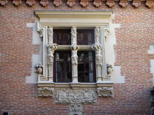 Toulouse - Fenêtre de l'hôtel du Vieux-Raisin (hôtel Béringuier-Maynier)