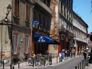 Toulouse - Rue, terrasse de café et maisons de la vieille ville
