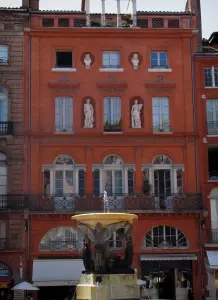 Toulouse - Resti, negozi e fontana in Place de la Trinité