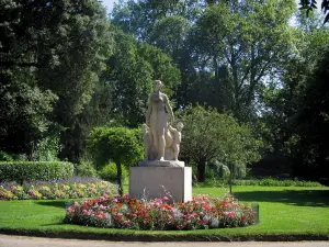 Toulouse - Jardin Royal : statue, parterres de fleurs, pelouse et arbres