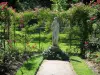 Toulouse - Botanical garden (Jardin des Plantes): statue and climbing rosebushes (roses)