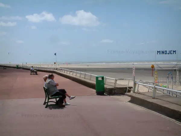 Touquet-Paris-Plage - Opal Coast: dike-walk, sandy beach with a playground, the Channel (sea) and clouds in the sky