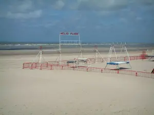 Le Touquet-Paris-Plage - Côte d'Opale : plage de sable avec une aire de jeux, mer (la Manche) et nuages dans le ciel