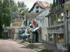 Le Touquet-Paris-Plage - Rue fleurie avec maisons, magasins, terrasse de café et le Village suisse