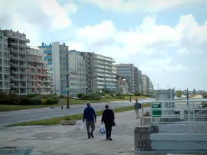 Le Touquet-Paris-Plage - Dike-a piedi, strada, giardini, edifici e le nuvole nel cielo