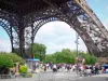Tour Eiffel - Visiteurs au pied de la tour Eiffel