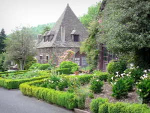 Tournemire et le château d'Anjony - Entrée fleurie du site du château d'Anjony