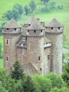 Tournemire et le château d'Anjony - Donjon du château et ses tours d'angle coiffées de toits en poivrière, dans un cadre verdoyant