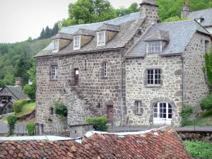 Tournemire et le château d'Anjony - Maisons en pierre du village médiéval